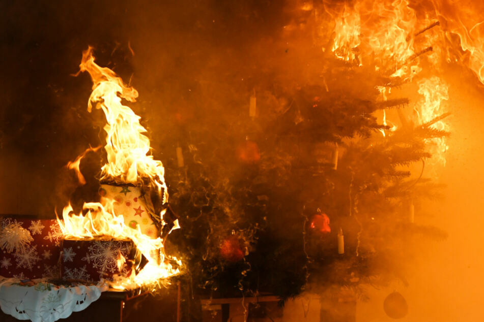 Chemnitz: Brennender Weihnachtsbaum sorgt für Feuerwehreinsatz: Drei Verletzte, darunter ein Kind