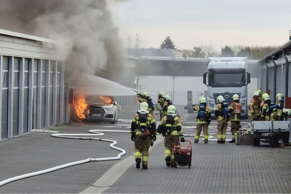 Auch ein abgestellter weißer Audi stand in Flammen.