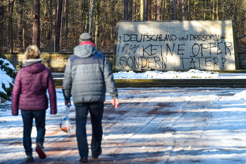 Dresden: Täter beschmieren Gedenktafel für Bombenopfer auf dem Heidefriedhof