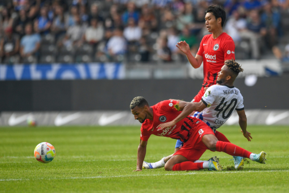 Laut englischen Medienberichten hat Crystal Palace starkes Interesse daran, Eintracht Frankfurts Djibril Sow (25, l.) im Winter zu verpflichten.