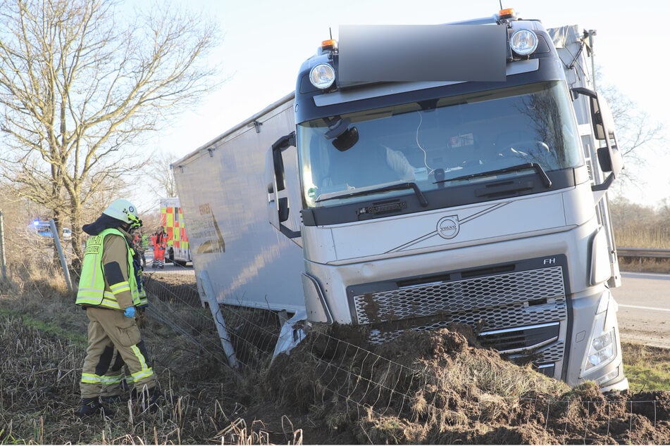 Unfall A23: Reifen platzt mitten auf der Autobahn: Fahrer kracht mit Lkw in Zaun