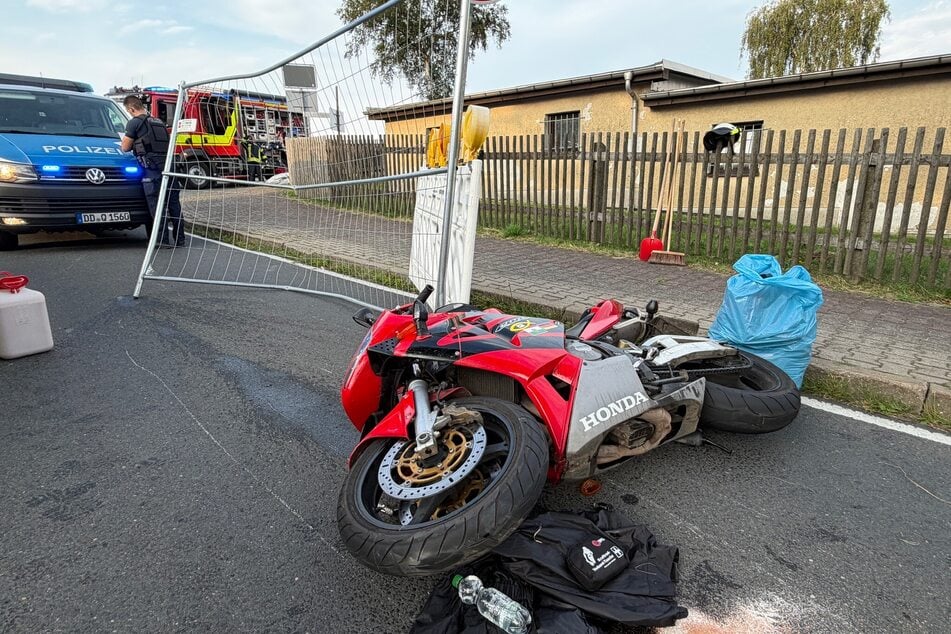 Nach der Kollision mit dem Absperrzaun stürzte der Biker.
