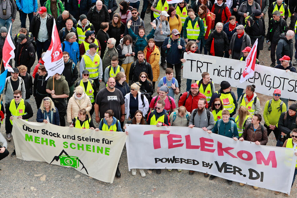 Hunderte Telekom-Mitarbeiter streiken vor EM-Stadion in Stuttgart