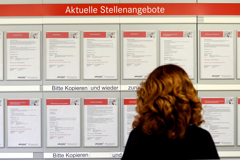 Eine Frau betrachtet in der Arbeitsagentur aktuelle Stellenangebote. Bundesweit verlieren immer mehr Frauen ihren Job in der Corona-Krise.