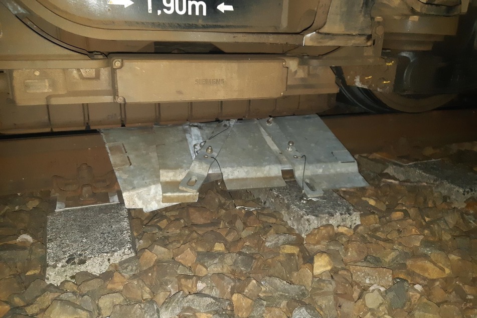 Das bedeutete ein Ende für die Zugfahrt - die Weichenabdeckung hatte sich einfach eingeklemmt.