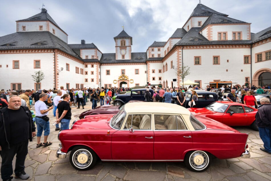 Oldtimertreffen im Innenhof vom Schloss Augustusburg.