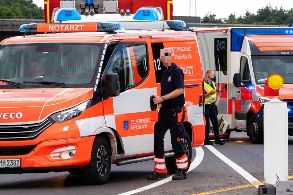 Einsatzkräfte des Rettungsdienstes versorgten den Schwerverletzten, die Fahrbahn in Richtung Rodgau wurde gesperrt.