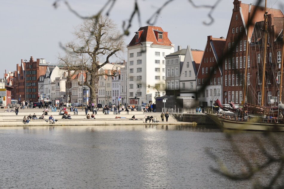 Schrecklicher Fund im Norden! Spaziergänger entdecken leblose Person im Wasser