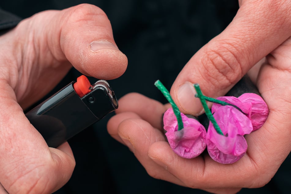 Die bislang unbekannten Täter warfen die Böller aus ihrem Auto. (Symbolbild)