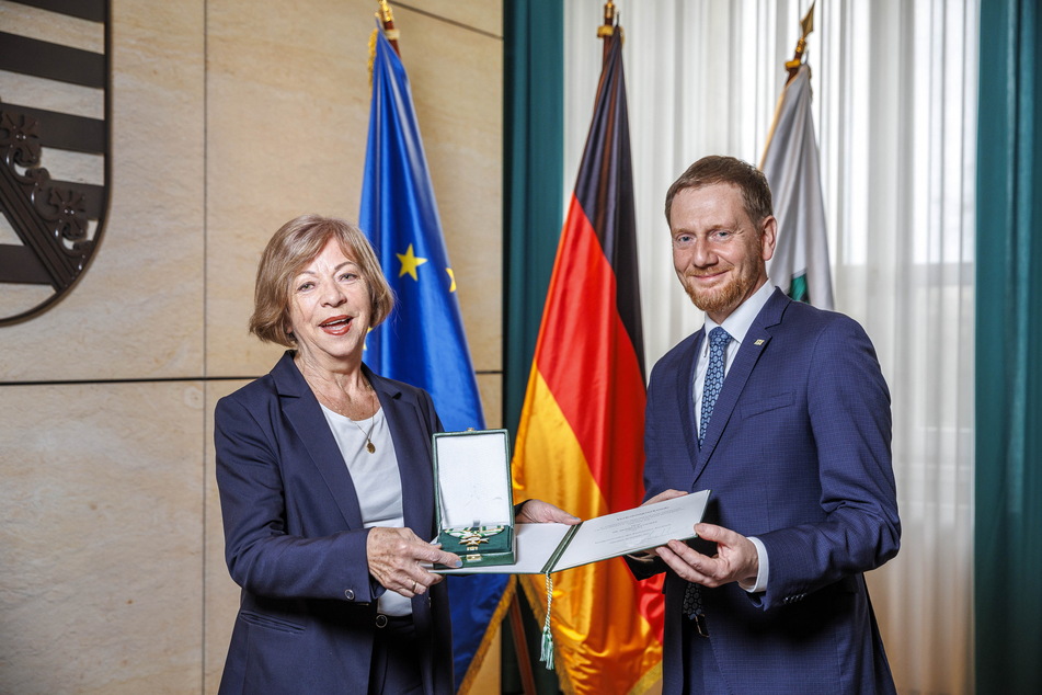Heidrun Katzorke (78) erhielt für ihr Engangement im Ehrenamt am Mittwoch den Verdienstorden des Freistaates Sachsen durch Ministerpräsident Michael Kretschmer (48, CDU).