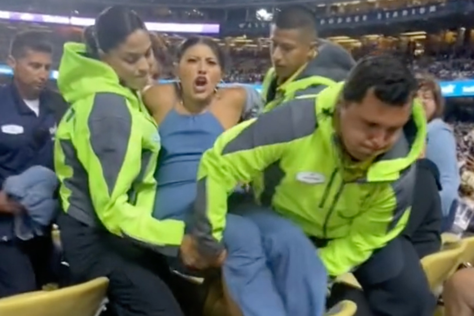 Mehrere Security-Leute waren schließlich nötig, um die betrunkene Frau aus dem Stadion zu tragen.