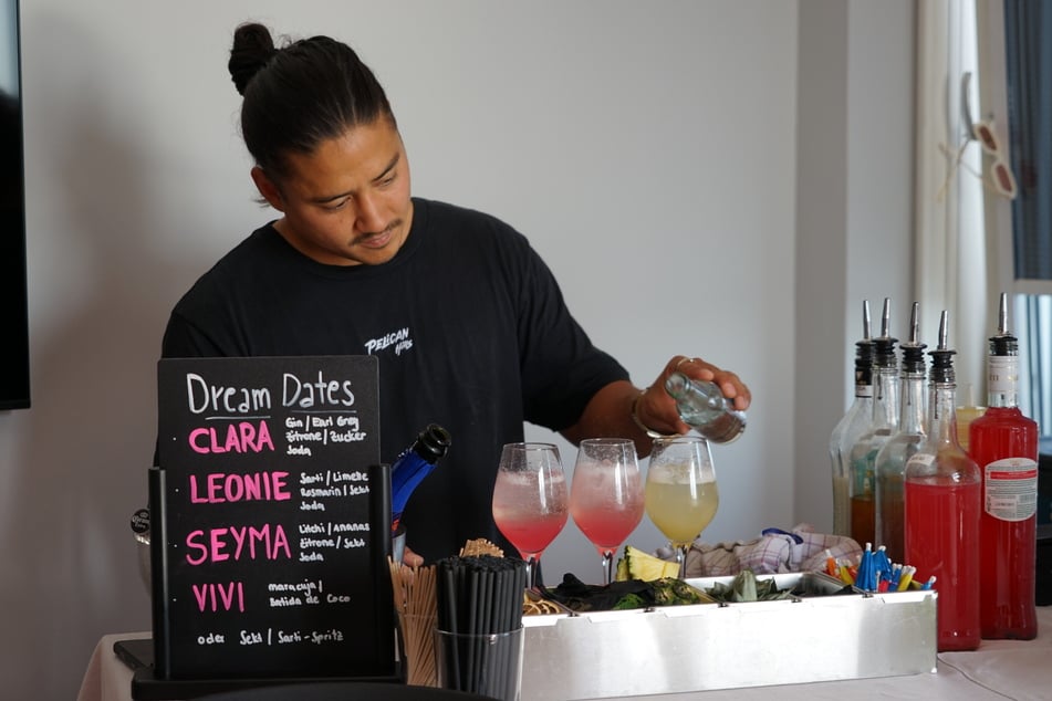 Oben angekommen warteten exklusive Drinks der "Pelican Bar" auf die Gäste. Jeder war nach einer der Finalistinnen benannt.