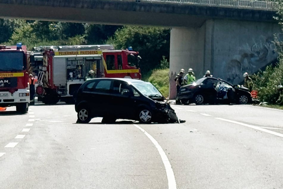 Bei dem Frontalunfall am Freitagvormittag waren 50 Einsatzkräfte und mehrere Hubschrauber vor Ort.