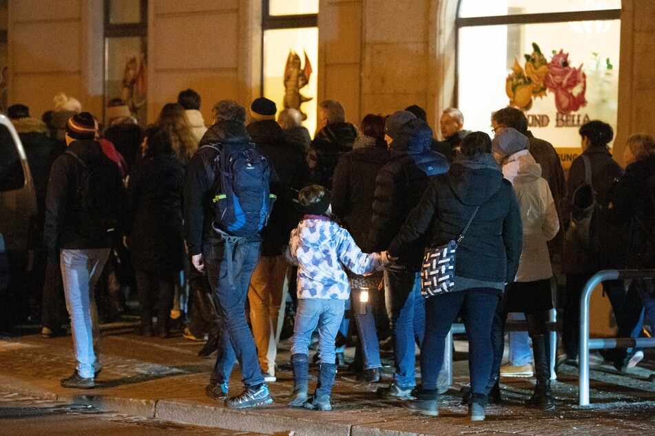 Immer wieder treffen sich Kritiker der Corona-Maßnahmen zu sogenannten Spaziergängen, wie hier am 3. Januar im Dresdner Stadtteil Pieschen.