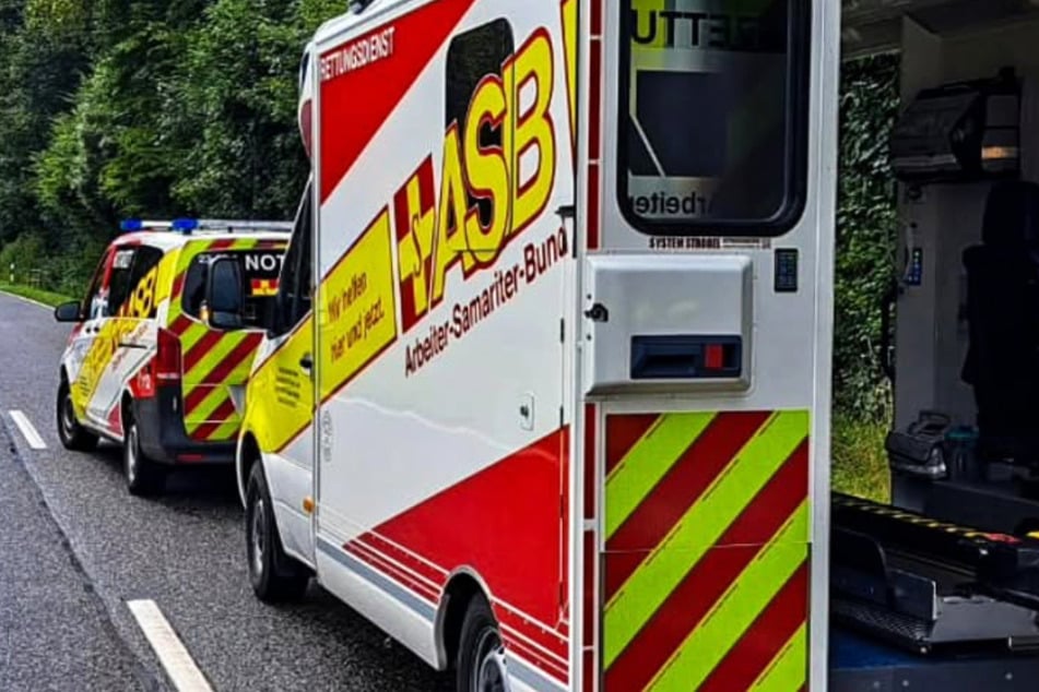 Der schwer verletzte 25-Jährige wurde vom Rettungsdienst versorgt und in eine nahe gelegene Klinik gebracht.