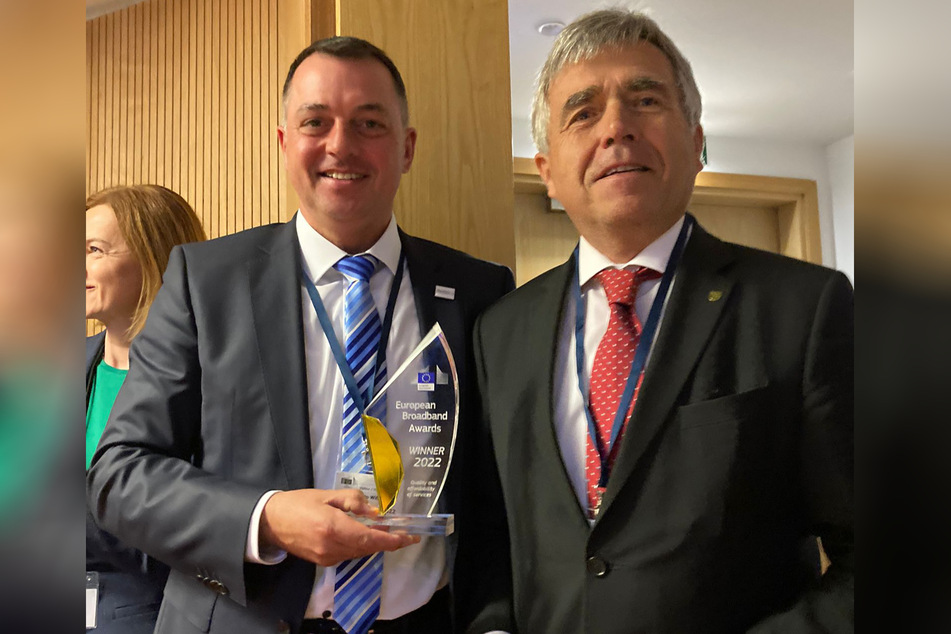 Udo Witschas (51, CDU, l.) und Michael Harig (64, CDU) nahmen zusammen den "EU-Breitband-Oscar" in Brüssel entgegen.