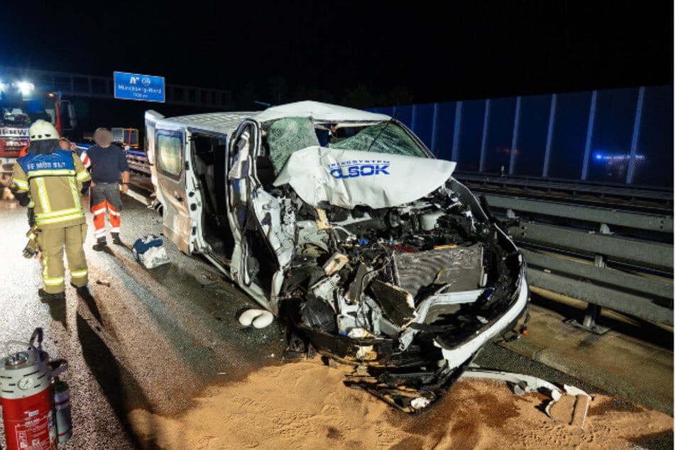 Der Kleinbus wurde durch den Unfall komplett zerstört.