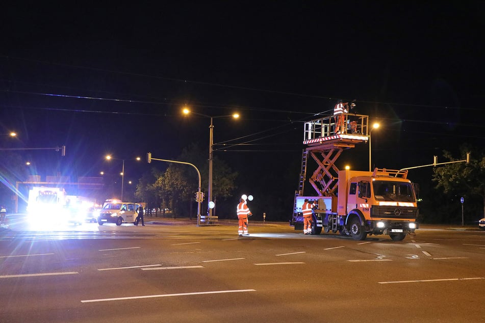 Fahrleitungsmonteure der DVB mussten die Oberleitungen der Straßenbahn anheben.