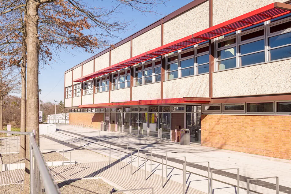 Noch ist es ruhig vor der Neuen Mensa, doch in wenigen Wochen werden hier Tausende ein- und ausströmen.