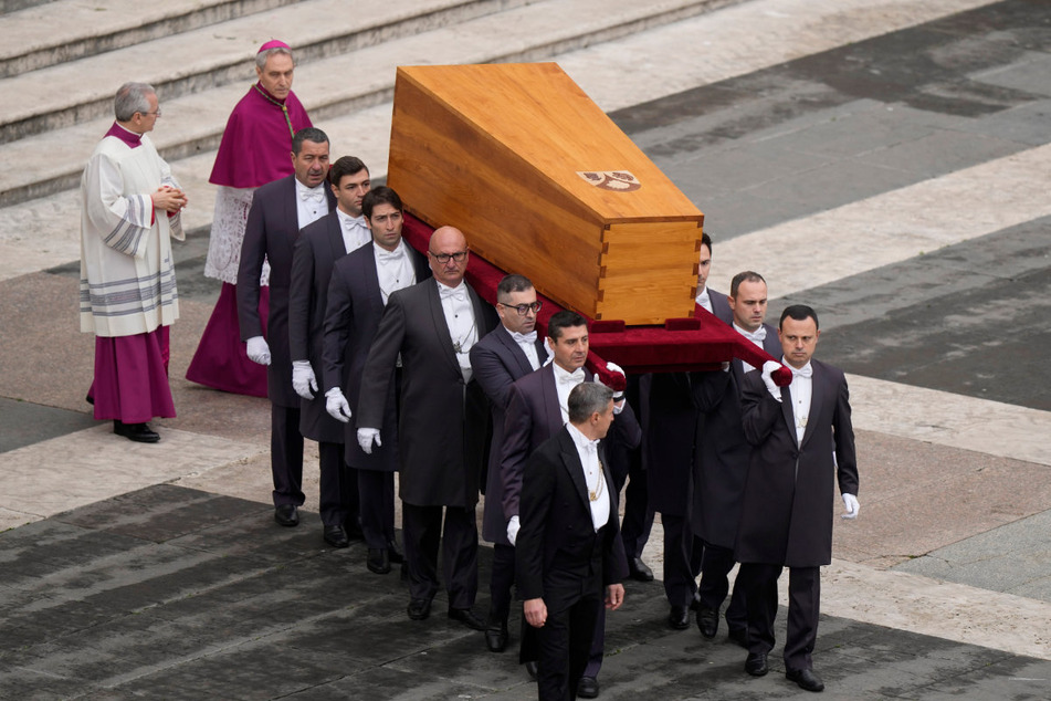 Zwölf Träger brachten den Holzsarg mit dem Leichnam von Benedikt XVI. (†95) auf den Petersplatz zu den Trauerfeierlichkeiten.