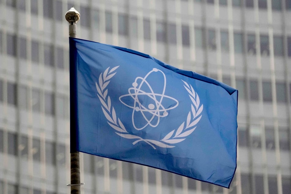 Die Flagge der Internationalen Atomenergiebehörde weht während einer Sitzung des Gouverneursrats der IAEA in Wien, Österreich, vor ihrem Sitz.