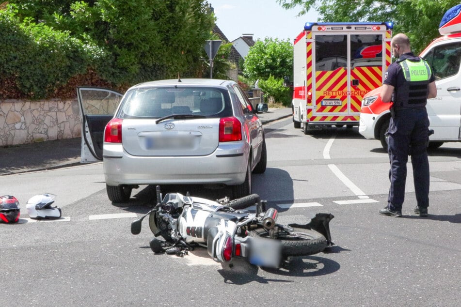 Die zwei Biker wurden bei dem Unfall verletzt und mussten ins Krankenhaus.