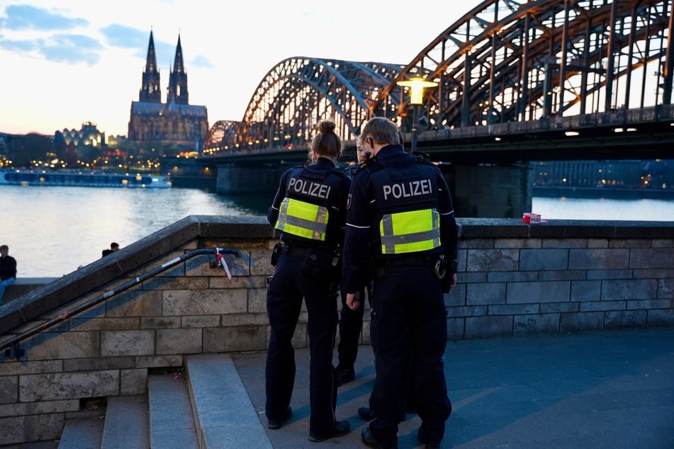 Auf der Treppe zur Hohenzollernbrücke stellte die Polizei Spuren sicher.