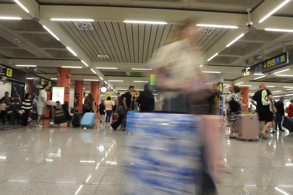 The man wanted to return to the baggage carousel after a smoking break, but was no longer allowed to enter the security area. Then he snapped.