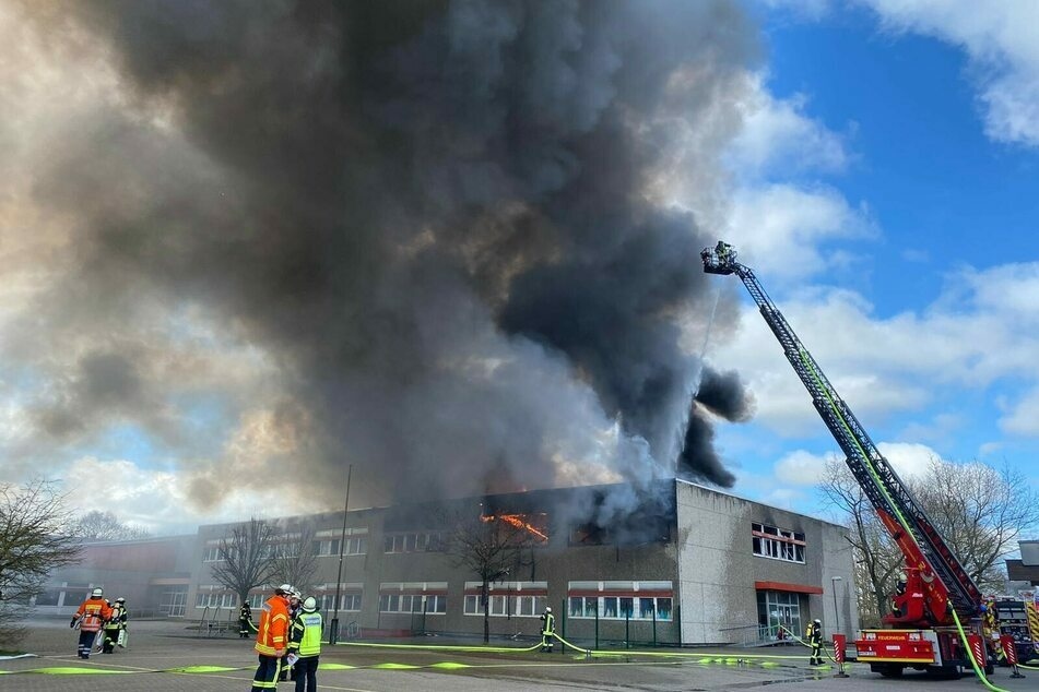 Dunkler Rauch steigt aus dem Gebäude der Marion-Dönhoff-Oberschule in Wilhelmshaven auf.