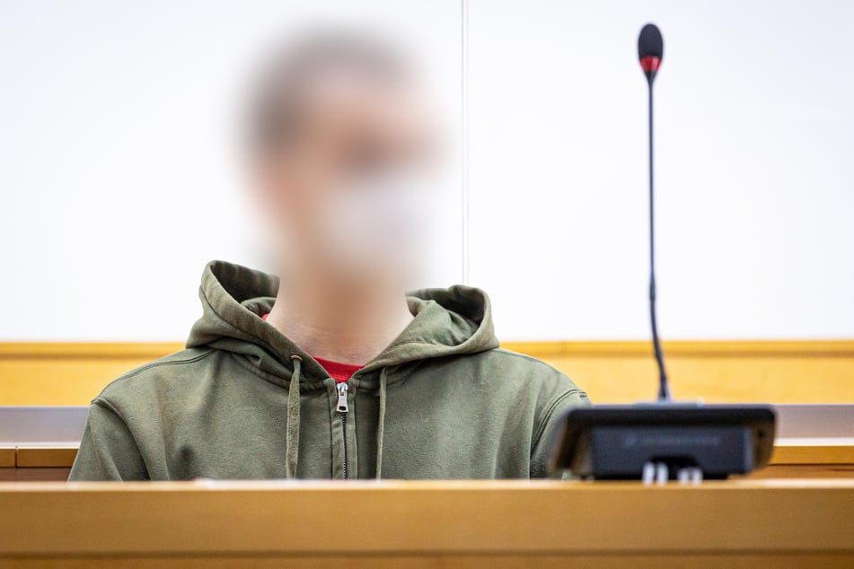 Der Angeklagte (28) sitzt beim Prozessauftakt in einem Saal des Landgerichts Hannover.