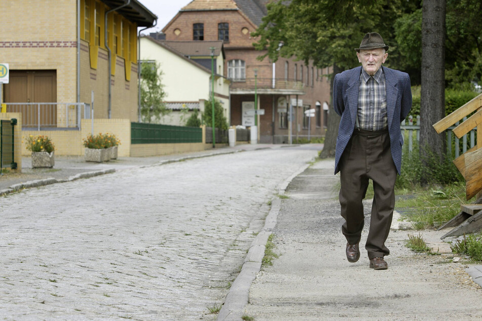 Die Jungen gehen, die Alten bleiben. Ein Rentner beim Spaziergang durch Großräschen im brandenburgischen Teil der Lausitz.