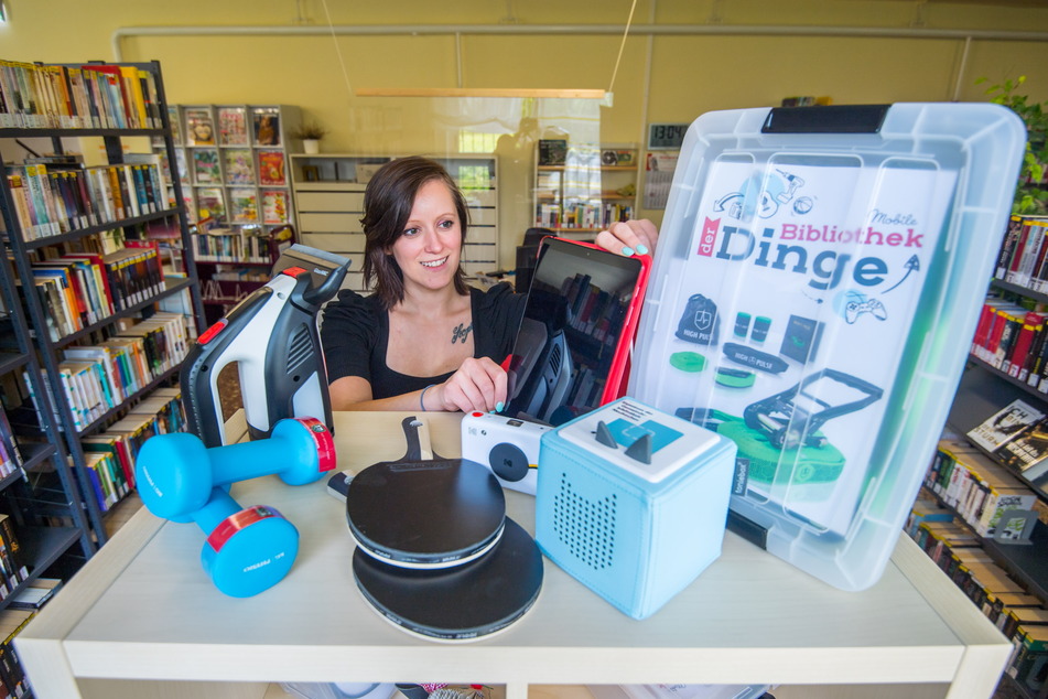 In der Bibliothek der Dinge verleiht Anne Rombach (31) auch Hanteln, Tischtennisschläger, Kameras, Reinigungs-Geräte und Tablets.