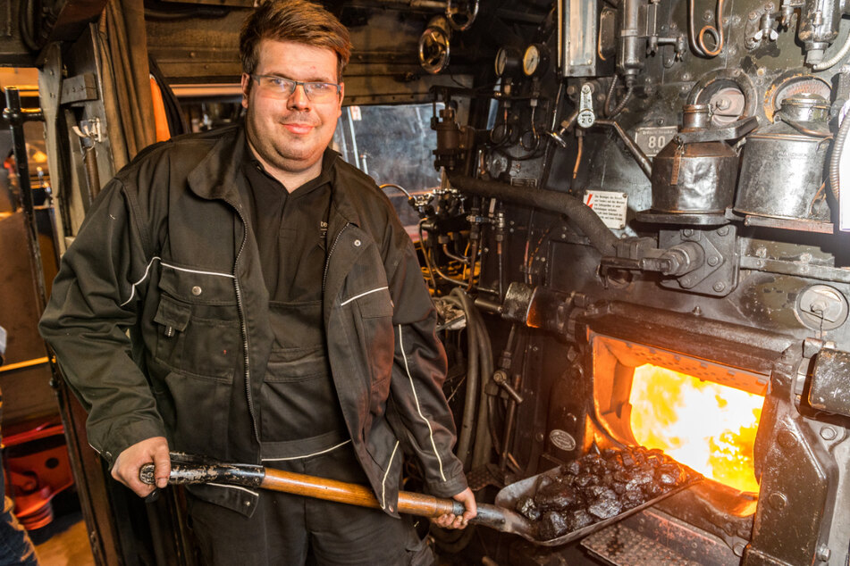 Heizer Johnny Ullmann (26) schaufelte Steinkohle in die Brennkammer der Güterzuglokomotive.