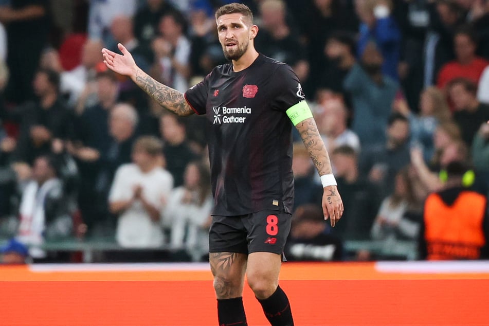 Bayer-Leverkusen-Kapitän Robert Andrich (31) muss seinen Kollegen hingegen von der heimischen Couch aus zusehen.