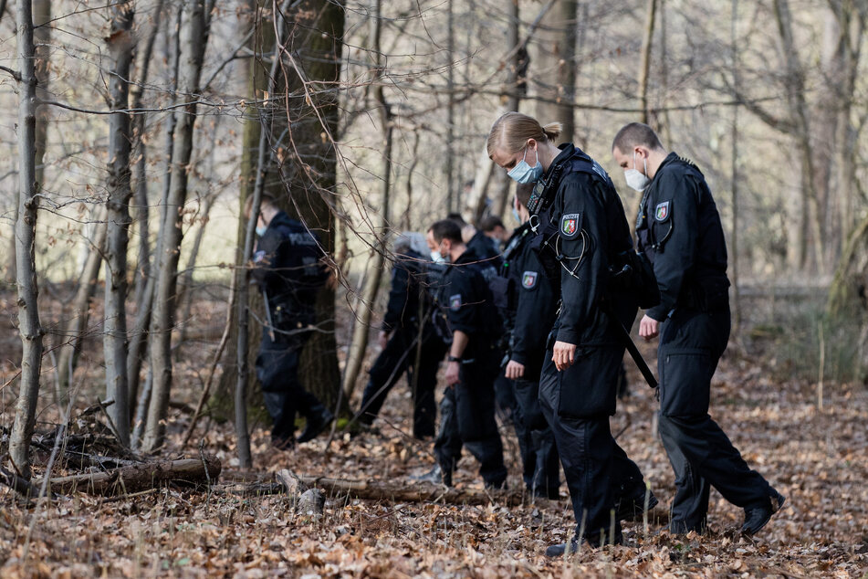 Die Polizei hatte intensiv nach Spuren der angeblichen Vergewaltigung am Decksteiner Weiher in Köln gesucht.