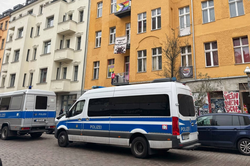 Die Polizei ist am Dienstagmorgen unter anderem mit einem Großaufgebot im Wedding vorgefahren.
