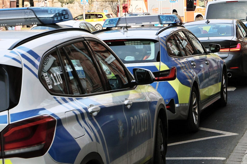 Polizeiautos nahe dem Park Schöntal in Aschaffenburg: Dort kam es am heutigen Mittwoch zu tödlichen Messerattacken, ein Mann und ein Kind starben.