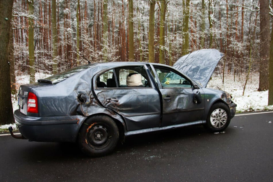 Bei einem Glätteunfall nach ergiebigem Schneefall in Brandenburg sind fünf Menschen verletzt worden.