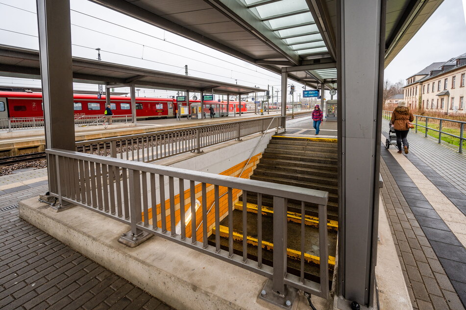 Barrierefrei: Die meisten Gleise sind in Glauchau auch per Lift zu erreichen - nur der Zugang zu den Bahnsteigen 4 und 5 ausschließlich per Fußgängertunnel.