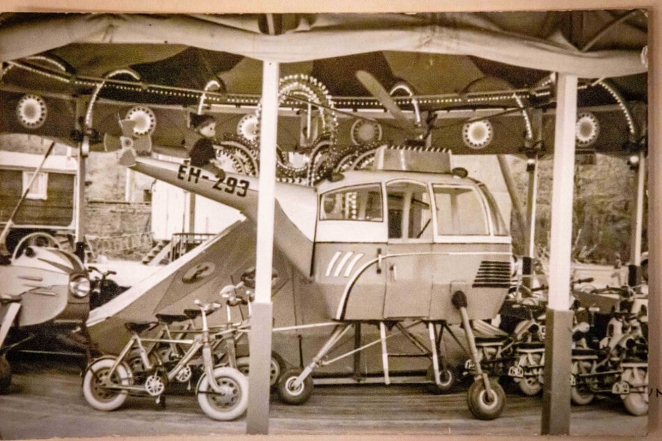 Das alte Foto zeigt den Flieger, der auf dem Karussell steht.