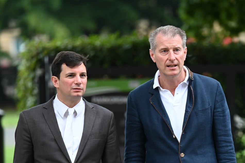 Nebenkläger Stephan Hensel (r), Ex-Ehemann und Vater der Kinder von Christina Block und Anwalt Philip von der Meden (l.), Vertreter der Nebenklage, stehen vor dem Strafjustizgebäude in Hamburg.