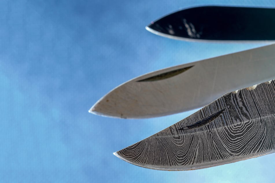 Bei seiner grausamen Tat setzte der Mörder gleich drei Messer ein. (Symbolbild)