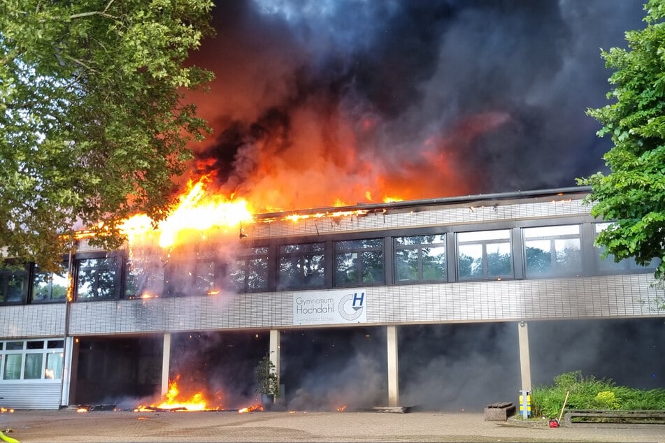 Nachdem das Feuer im Gymnasium Hochdahl ausgebrochen ist, sind die Flammen auch auf die anderen Schulen übergegriffen.