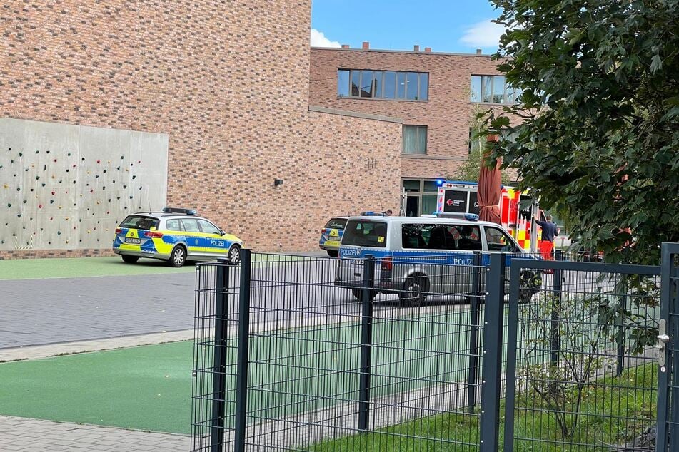Polizei und Rettungsdienst am Montag auf dem Gelände der Schule am Grünen Gleis in Leipzig. Kurz zuvor war eine Frau dort mit ihrem Auto durch ein Stahltor und auf den Schulhof gefahren. Ein Kind wurde dabei nach bisherigen Infos verletzt.