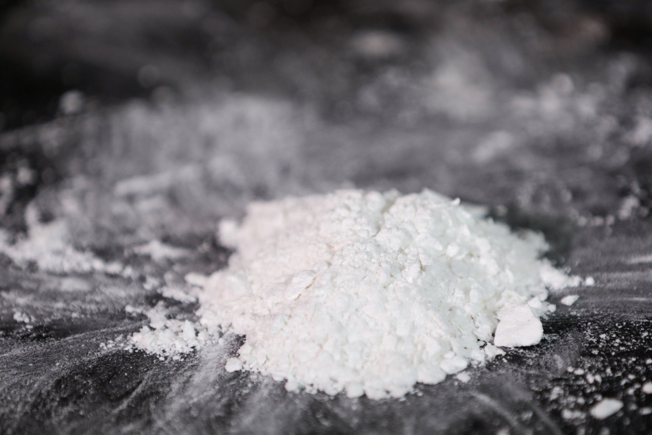 Fast 800 Gramm Kokain mit extrem guter Qualität wurde vom Zoll am Flughafen Leipzig abgefangen.