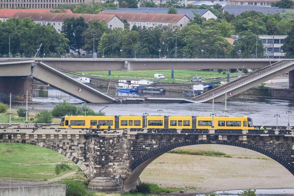 Am Terrassenufer gehen die Abbrucharbeiten an der Carolabrücke weiter.