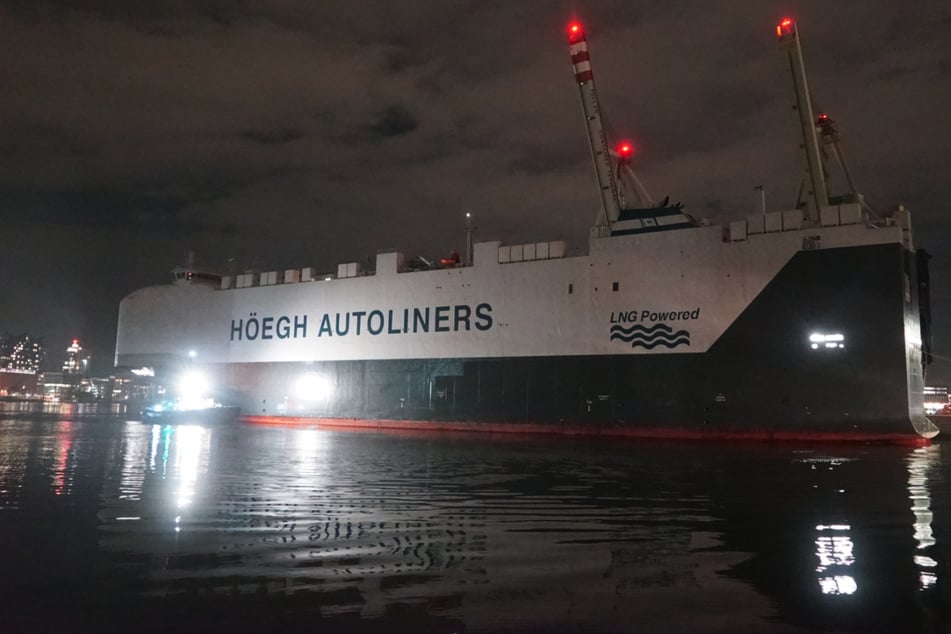 Die "Höegh Aurora" hat erstmals in Hamburg festgemacht.