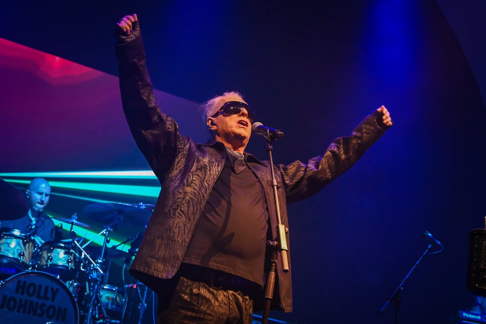 Holly Johnson (65) zeigte eine Ukraine-Flagge und beschrieb die Sinnlosigkeit des Krieges mit Russland.