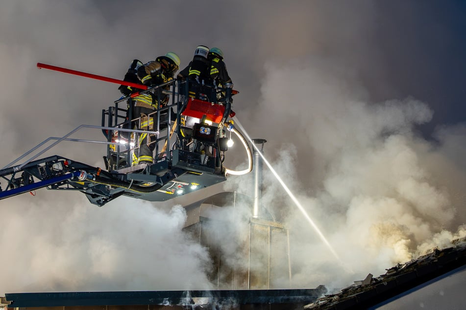 Die Feuerwehr musste sich durch dichten Rauch kämpfen.