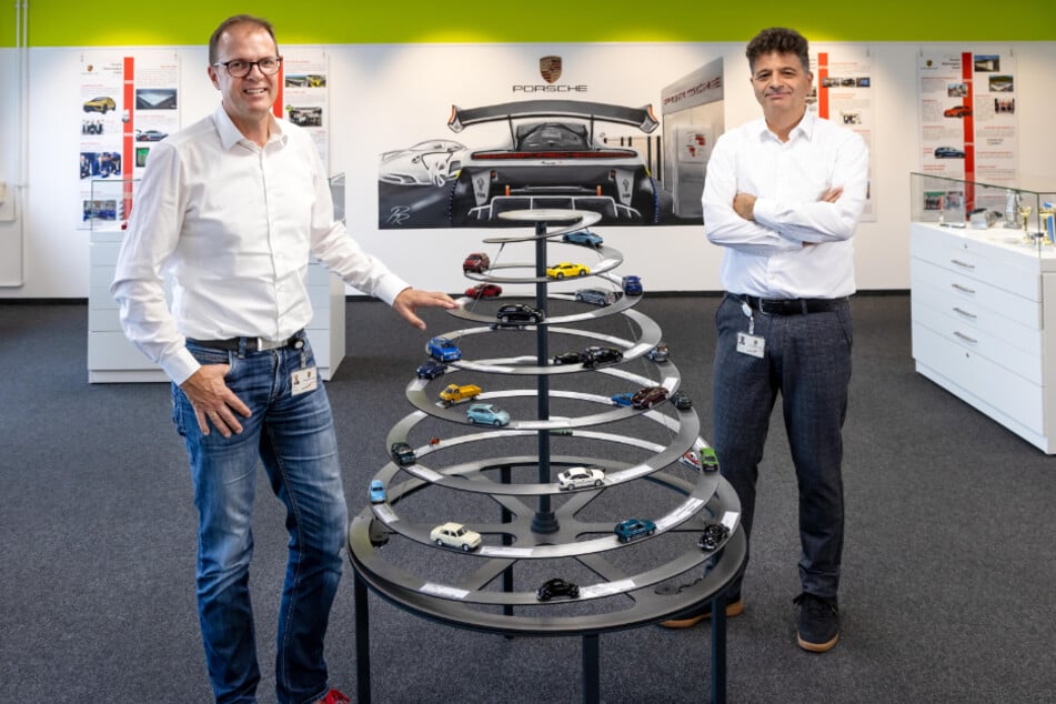 Ralph Teumer (51, l.) und Carlo Modesto (59) blicken im Ausstellungsraum von Porsche Werkzeugbau in Schwarzenberg auf eine 125-jährige Geschichte zurück.